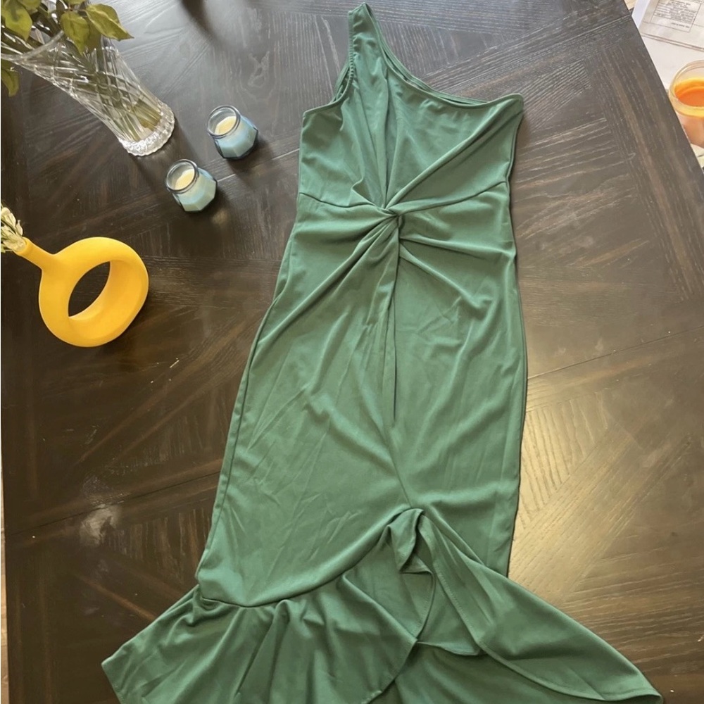 Elegant Green One-Shoulder Dress